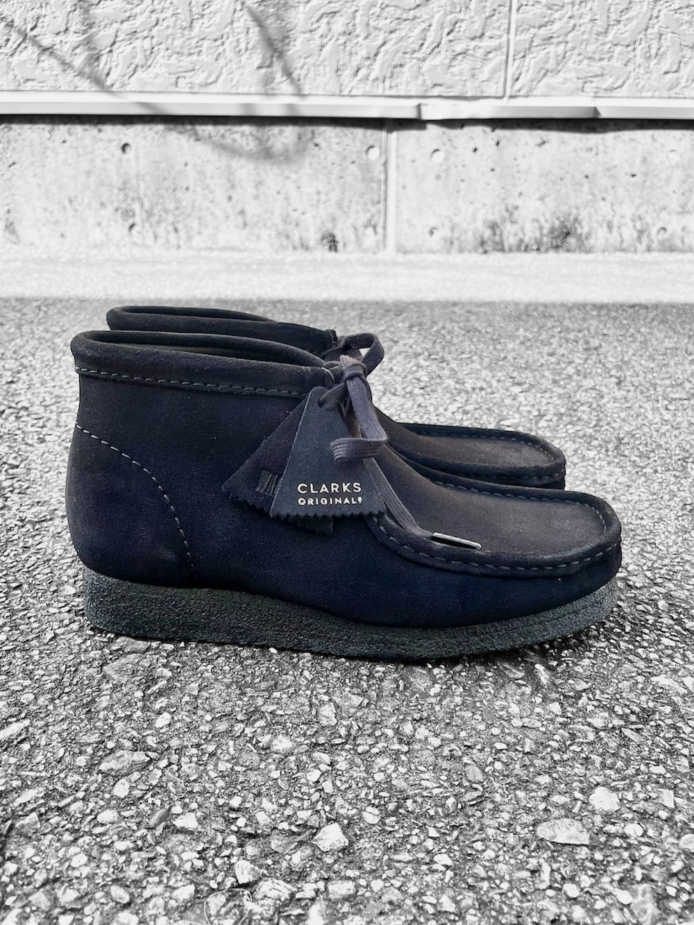 ブラック系のブーツ、ブラック系のベスト、ブラック系のテーラードジャケットを着用したメンズの春コーディネートの4枚目の写真