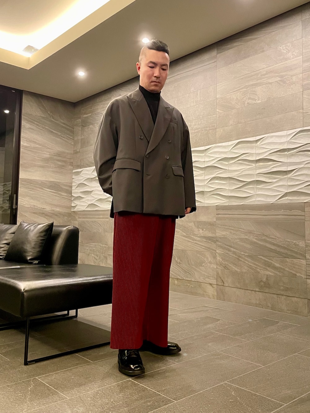 「hommeplisse、オムプリッセイッセイミヤケ、モード、ワイドパンツ、regal、ジャケット」｜「MAISON SPECIALの《UNISEX》Wool Mix Prime-Over Peaked Lapel Double Tailored Jacket/ウールミックスプライムオーバーピークドラペルダブルテーラードジャケット【MAISON SPECIAL/メゾンスペシャル】■セットアップ対応■（テーラードジャケット、グレー系）」を使った、KEIさん（メンズ・168cm）の秋コーディネートの2枚目の写真