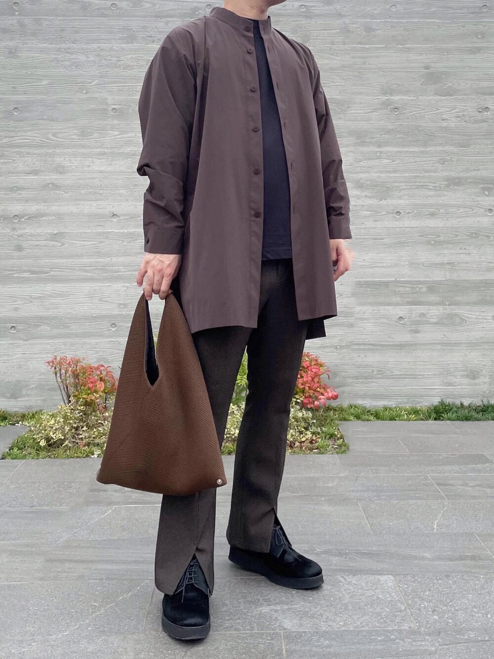 ブラウン系のシャツ/ブラウス、ブラウン系のバッグ、ブラウン系のその他パンツを着用したメンズの秋コーディネートの3枚目の写真