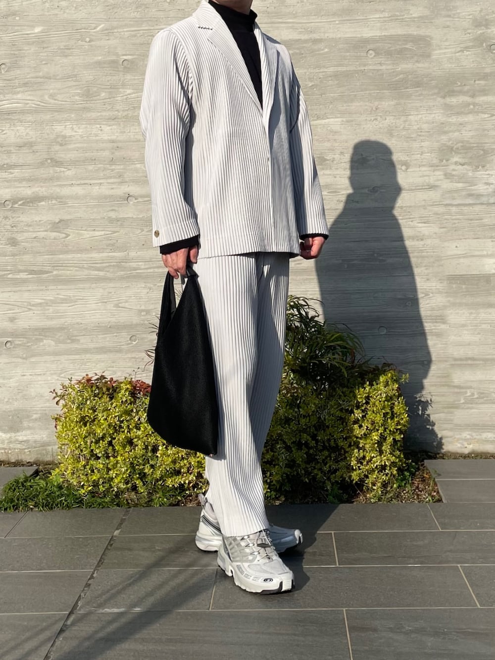 グレー系のその他パンツ、グレー系のテーラードジャケット、ブラック系のトートバッグを着用したメンズの春コーディネートの4枚目の写真