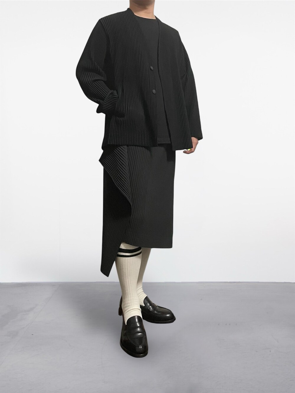 ブラック系のテーラードジャケット、ブラック系のスカート、ブラック系のローファーを着用したメンズの夏コーディネートの2枚目の写真