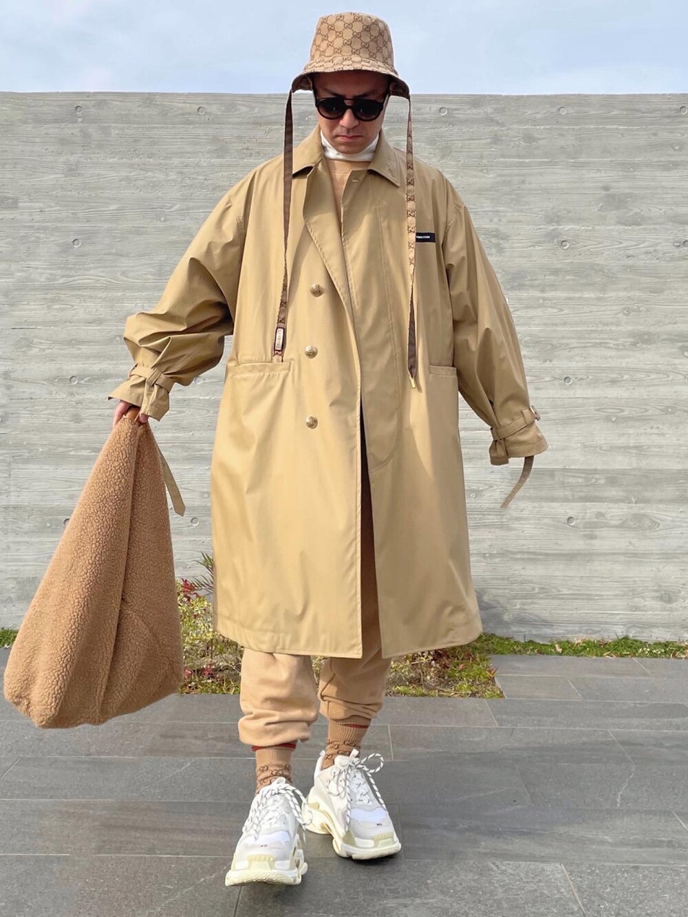「プチプラ、BALENCIAGA、GUCCI、オーバーサイズ、ベージュ、ワントーンコーデ、バケットハット」｜「GUCCIのアイテム（ハット、ブラウン系）」を使った、KEIさん（メンズ・168cm）の冬コーディネートの4枚目の写真