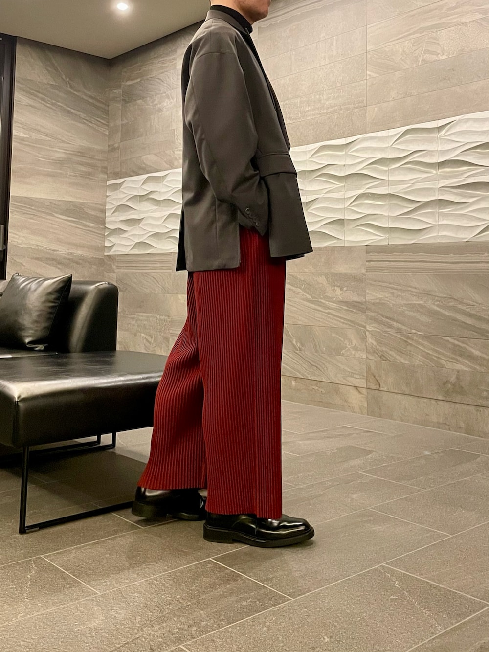 「hommeplisse、オムプリッセイッセイミヤケ、モード、ワイドパンツ、regal、ジャケット」｜「MAISON SPECIALの《UNISEX》Wool Mix Prime-Over Peaked Lapel Double Tailored Jacket/ウールミックスプライムオーバーピークドラペルダブルテーラードジャケット【MAISON SPECIAL/メゾンスペシャル】■セットアップ対応■（テーラードジャケット、グレー系）」を使った、KEIさん（メンズ・168cm）の秋コーディネートの3枚目の写真
