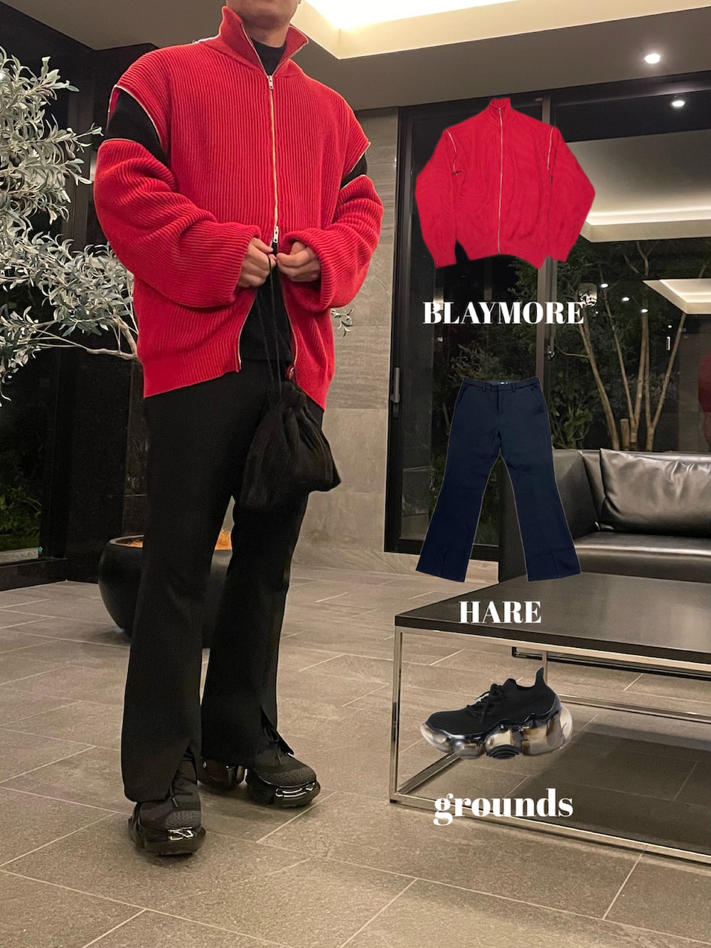 レッド系のニット/セーター、ブラック系のスニーカー、ブラック系のTシャツ/カットソーを着用したメンズの冬コーディネートの5枚目の写真