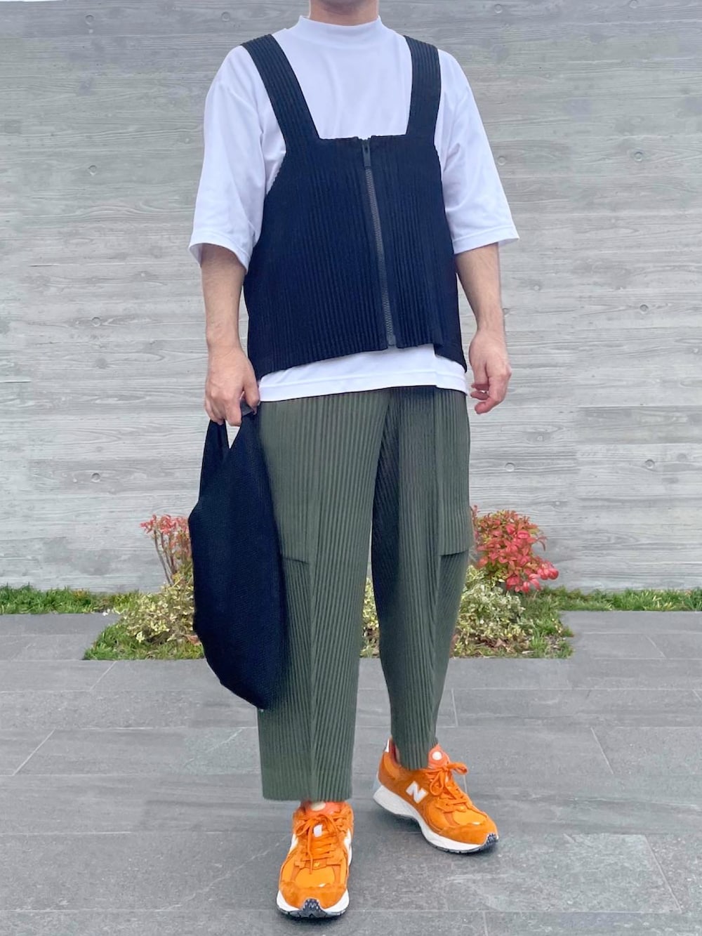「UNIQLO、ミニバッグ、スニーカー、オーバーサイズ、ストリート、プリーツ、HOMME PLISSÉ ISSEY MIYAKE、サングラス」|「HOMME PLISSE ISSEY MIYAKEのアイテム(その他トップス、ブラック系)」を使った、KEIさん(メンズ・168cm)の秋コーディネートの2枚目の写真