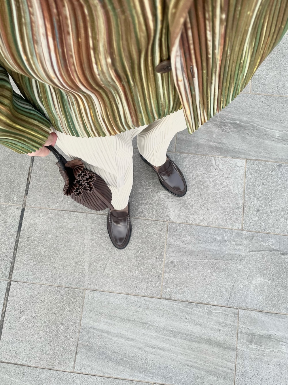 グリーン系のテーラードジャケット、ベージュ系のスラックス、ブラウン系のローファーを着用したメンズの春コーディネートの5枚目の写真