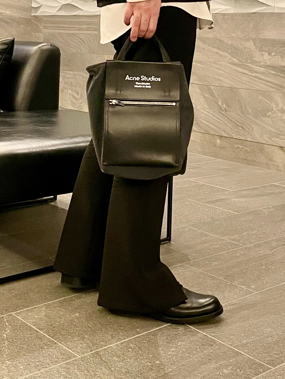 ブラック系のベスト、ブラック系のトートバッグ、ブラック系のその他パンツを着用したメンズの秋コーディネートの4枚目の写真