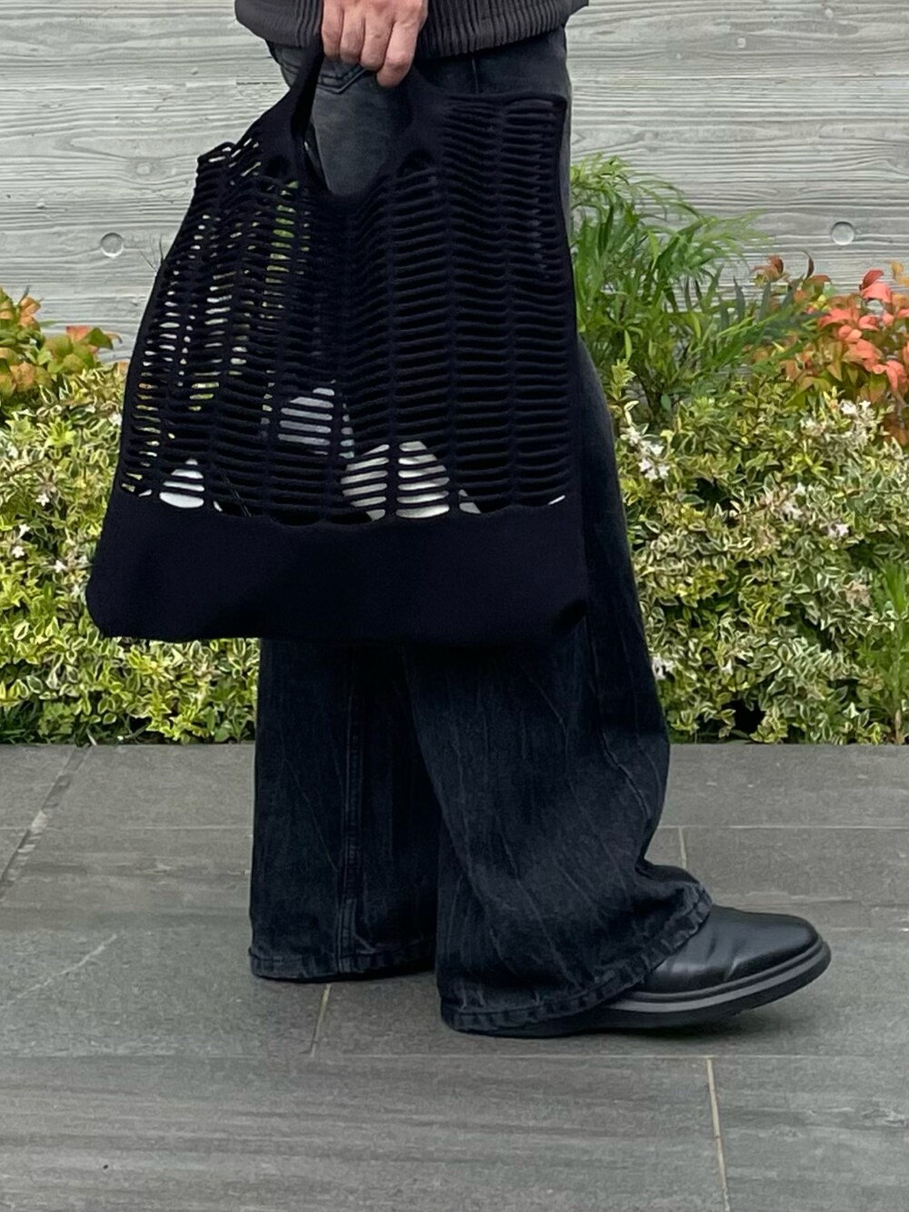 ブラック系のTシャツ/カットソー、グレー系のブルゾン、ブラック系のデニムパンツを着用したメンズの夏コーディネートの4枚目の写真