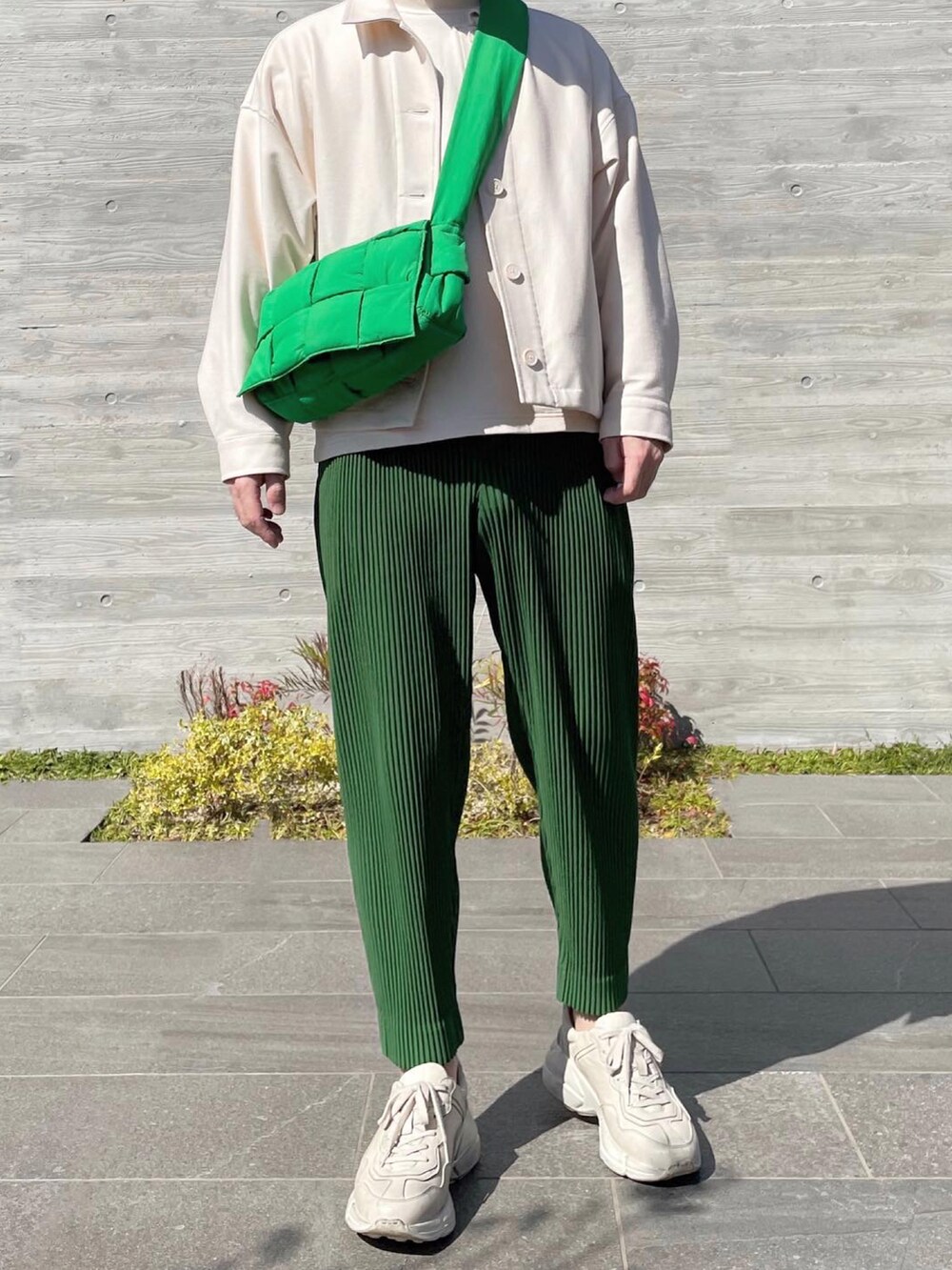グリーン系のショルダーバッグ、ホワイト系のブルゾン、グリーン系のその他パンツを着用したメンズの春コーディネートの3枚目の写真