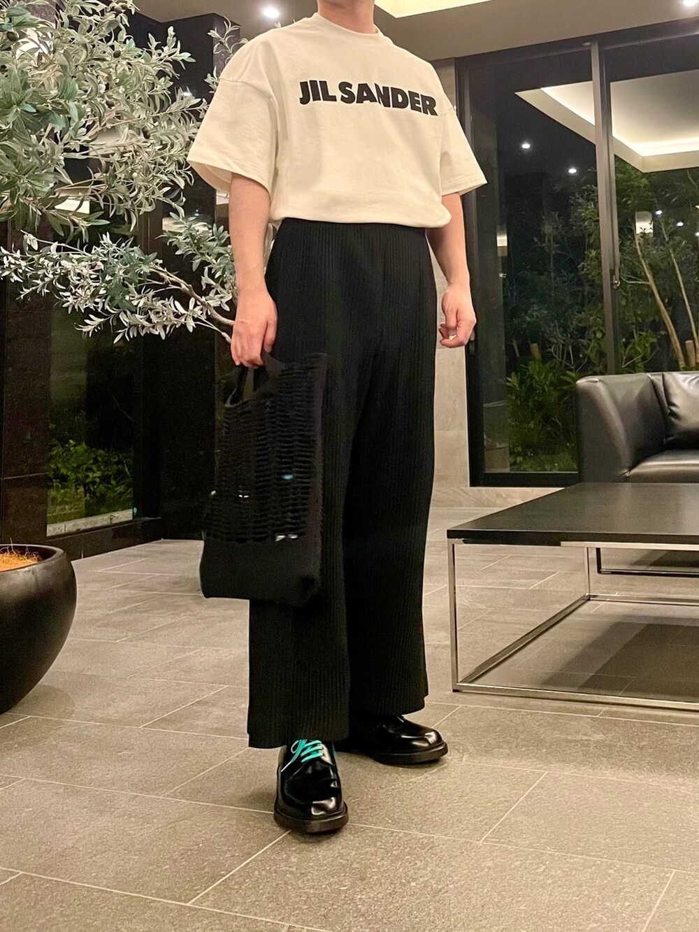 ホワイト系のTシャツ/カットソー、ブラック系のトートバッグ、ブラック系のその他パンツを着用したメンズの夏コーディネートの4枚目の写真