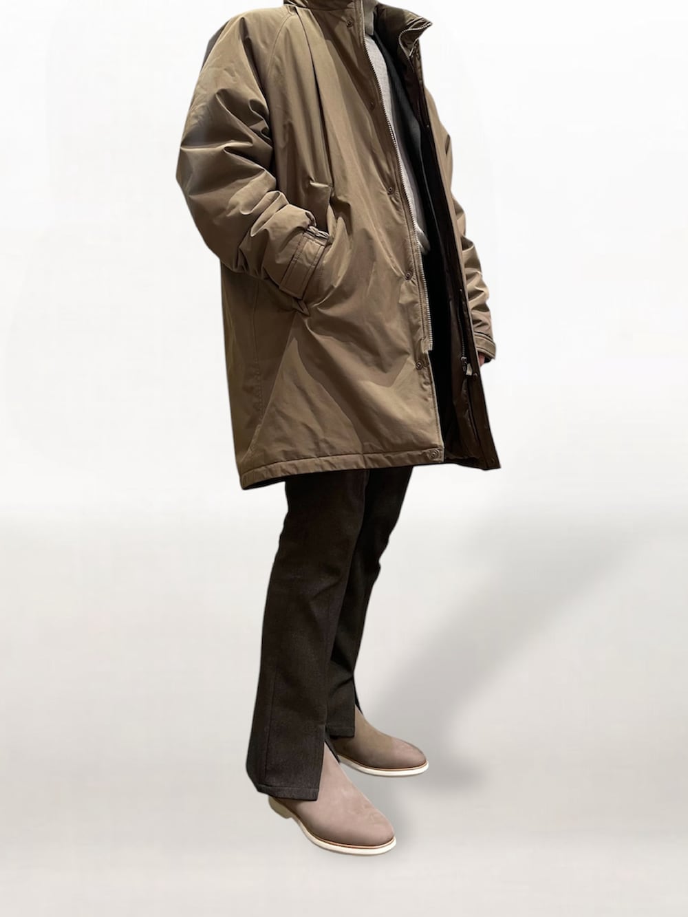 ブラウン系のブーツ、ブラウン系のその他パンツ、ブラウン系のその他アウターを着用したメンズの冬コーディネートの2枚目の写真