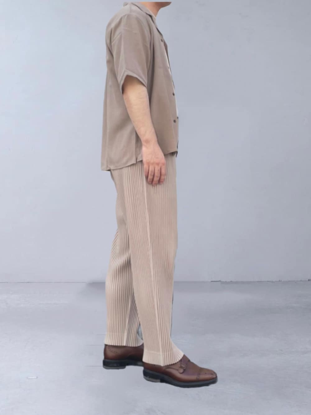 ベージュ系のシャツ/ブラウス、ベージュ系のTシャツ/カットソー、ベージュ系のその他パンツを着用したメンズの夏コーディネートの2枚目の写真