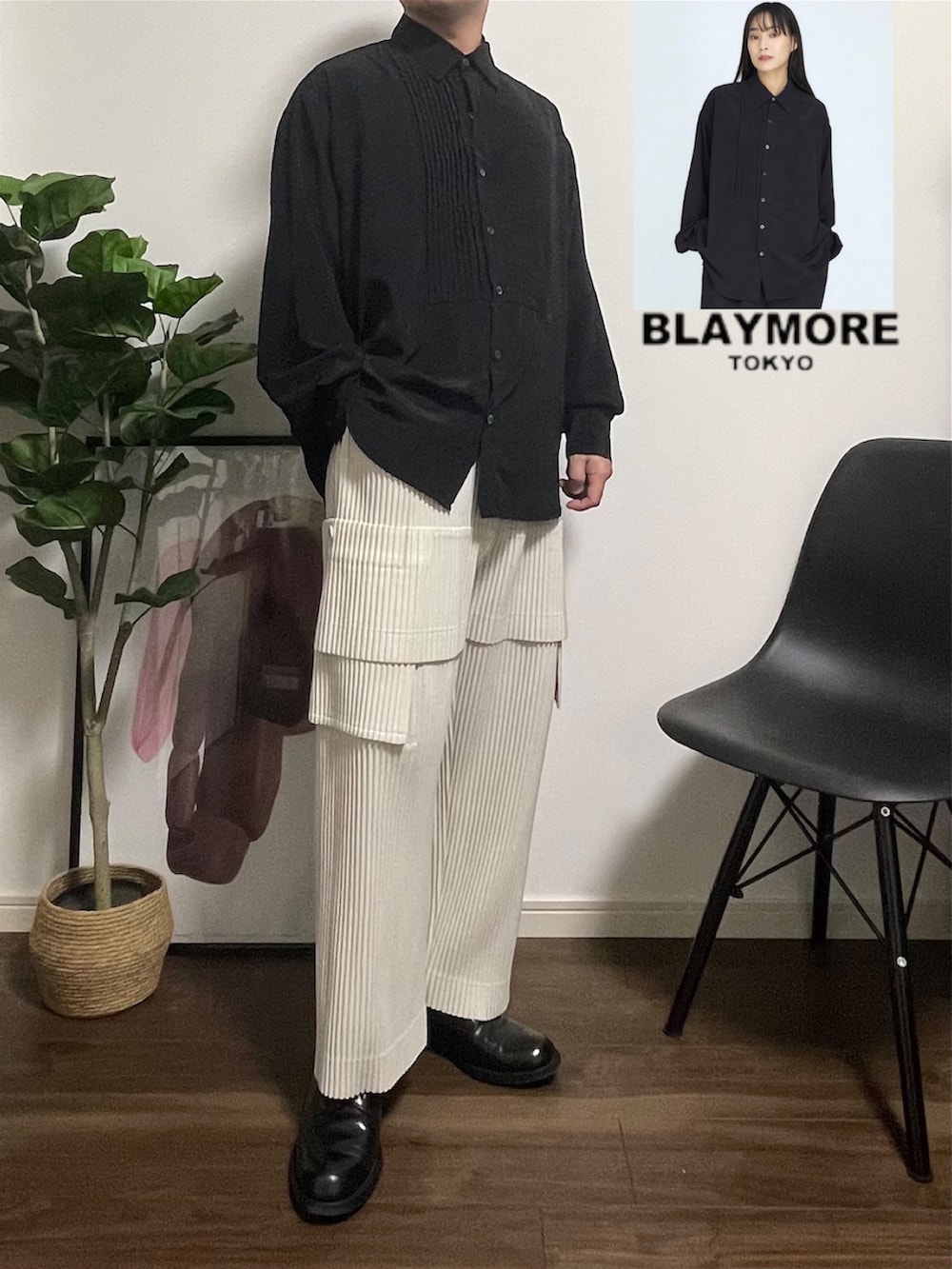 ブラック系のシャツ/ブラウス、ホワイト系のカーゴパンツ、ブラック系のドレスシューズを着用したメンズの夏コーディネートの2枚目の写真