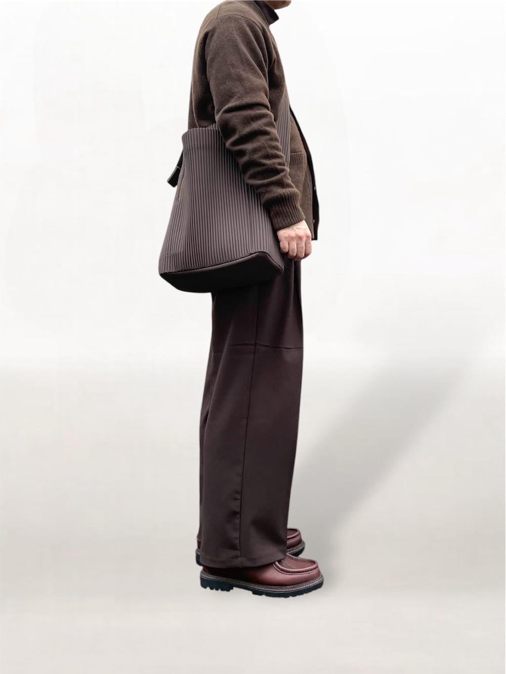 「ワントーンコーデ、ブラウンコーデ、オムプリッセイッセイミヤケ、hommeplisse、Polo Ralph Lauren」｜「HOMME PLISSE ISSEY MIYAKEのアイテム（ショルダーバッグ、ブラウン系）」を使った、KEIさん（メンズ・168cm）の冬コーディネートの2枚目の写真