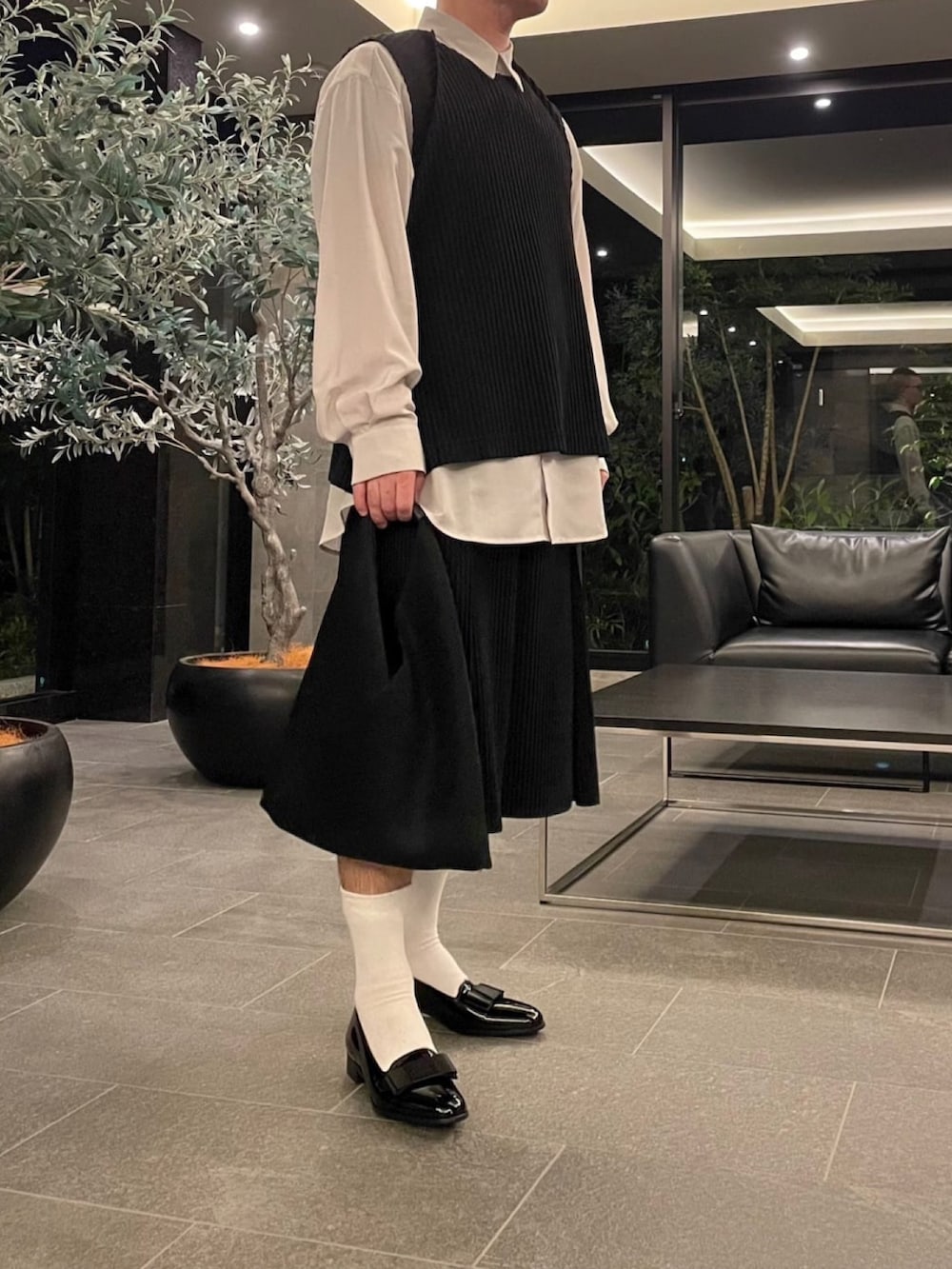 ブラック系のベスト、グレー系のシャツ/ブラウス、ブラック系のその他パンツを着用したメンズの秋コーディネートの3枚目の写真