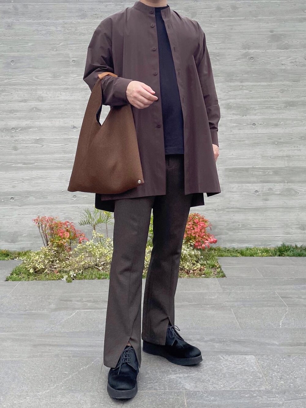 ブラウン系のシャツ/ブラウス、ブラウン系のバッグ、ブラウン系のその他パンツを着用したメンズの秋コーディネートの4枚目の写真