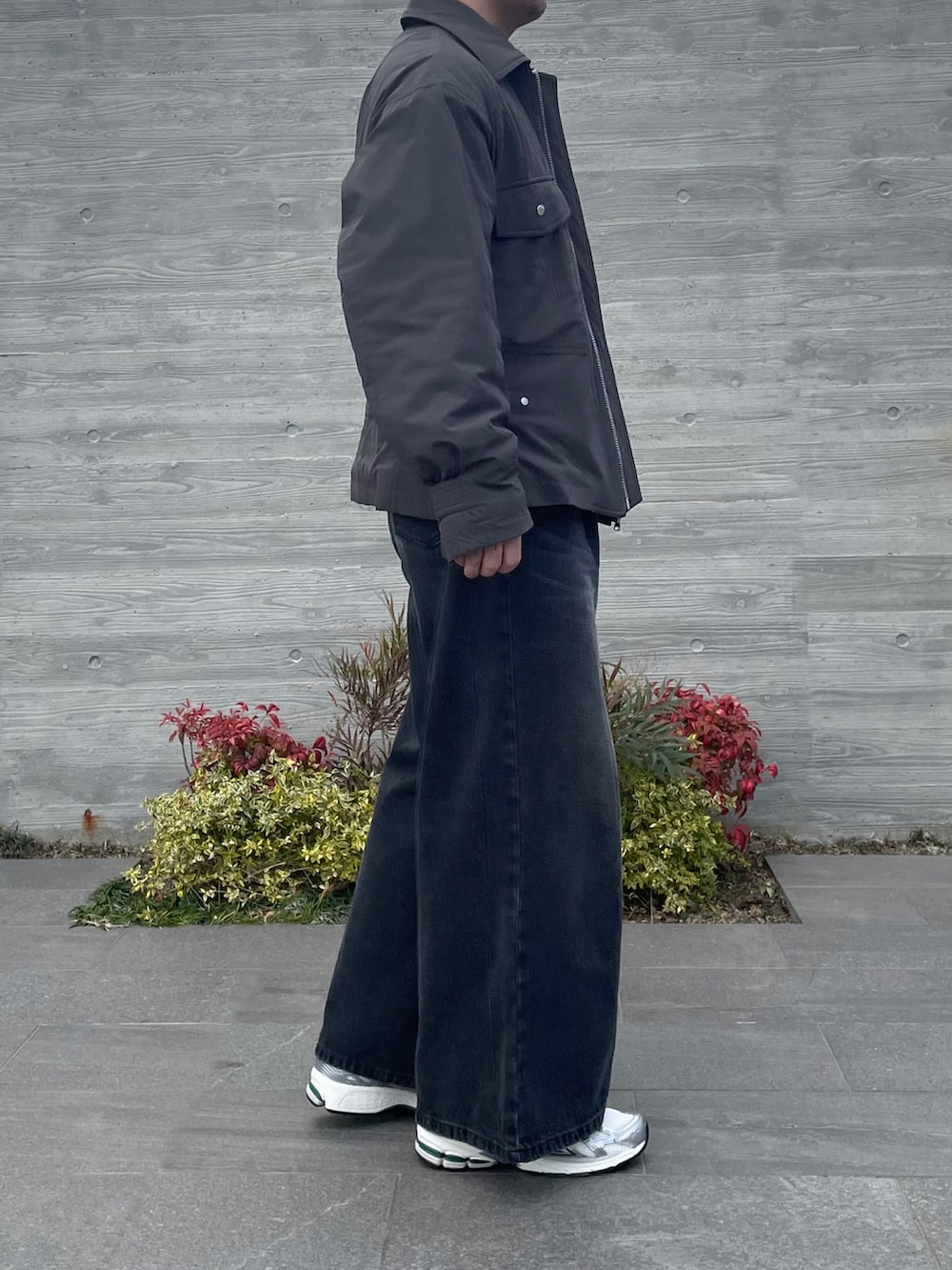 グレー系のジャケット/アウター、ブラック系のデニムパンツ、ホワイト系のスニーカーを着用したメンズの春コーディネートの4枚目の写真