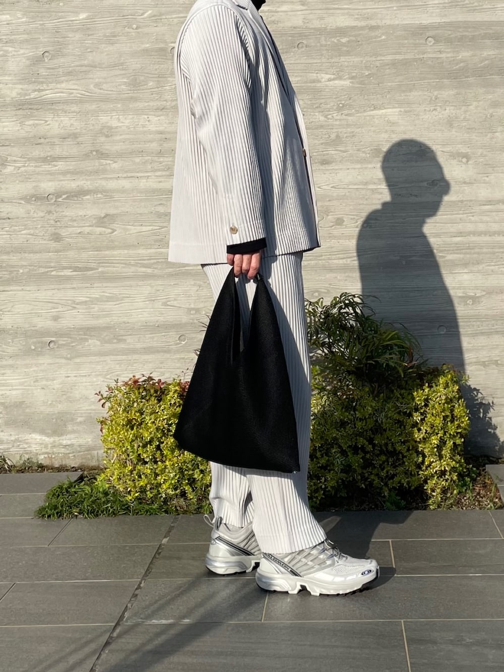 グレー系のその他パンツ、グレー系のテーラードジャケット、ブラック系のトートバッグを着用したメンズの春コーディネートの5枚目の写真