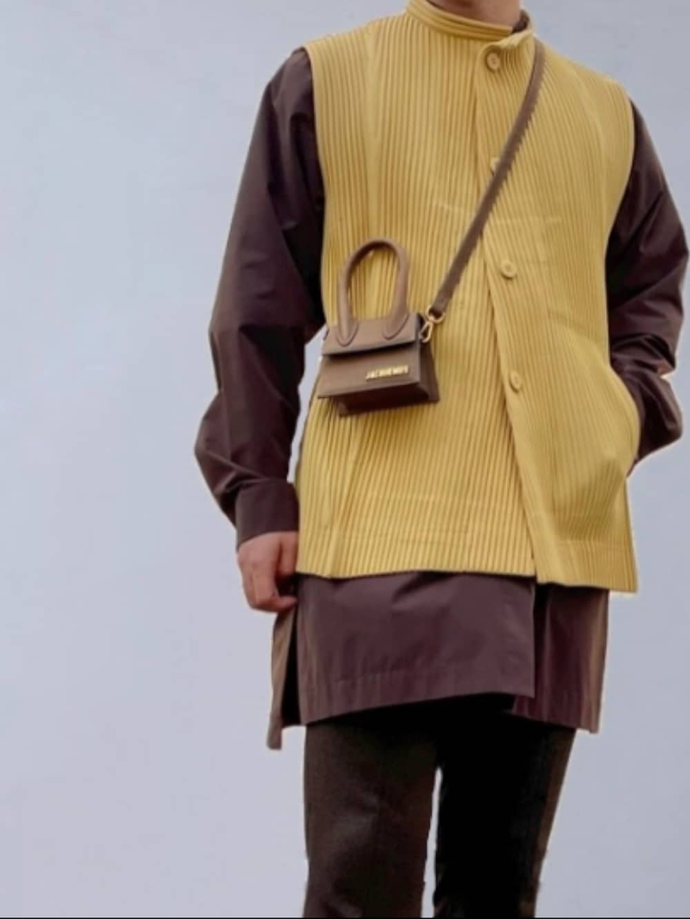 「重ね着ベストシーズン、秋服、オムプリッセイッセイミヤケ、hommeplisse、スリットパンツ、プリーツ、JACQUEMUS、regal」｜「HOMME PLISSE ISSEY MIYAKEのアイテム（ベスト、イエロー系）」を使った、KEIさん（メンズ・168cm）の秋コーディネートの4枚目の写真