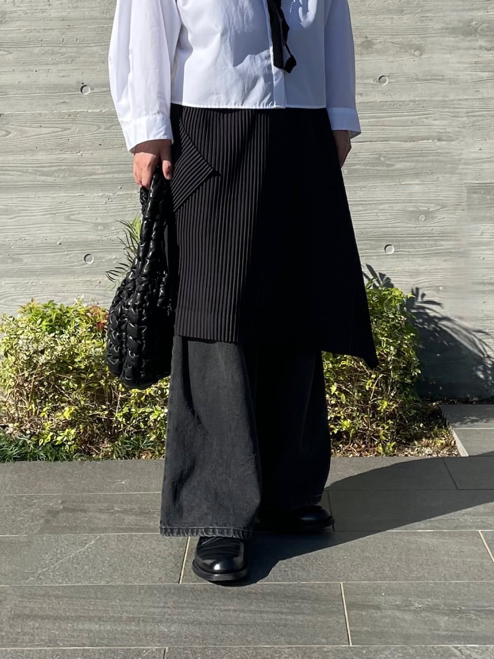 ブラック系のスカート、ホワイト系のシャツ/ブラウス、ブラック系のデニムパンツを着用したメンズの秋コーディネートの5枚目の写真