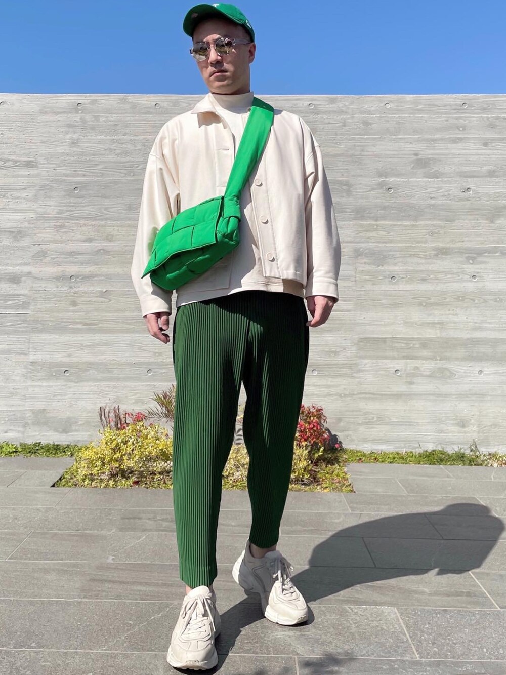 グリーン系のショルダーバッグ、ホワイト系のブルゾン、グリーン系のその他パンツを着用したメンズの春コーディネートの2枚目の写真