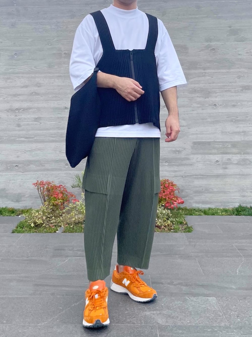 「UNIQLO、ミニバッグ、スニーカー、オーバーサイズ、ストリート、プリーツ、HOMME PLISSÉ ISSEY MIYAKE、サングラス」|「HOMME PLISSE ISSEY MIYAKEのアイテム(その他トップス、ブラック系)」を使った、KEIさん(メンズ・168cm)の秋コーディネートの3枚目の写真
