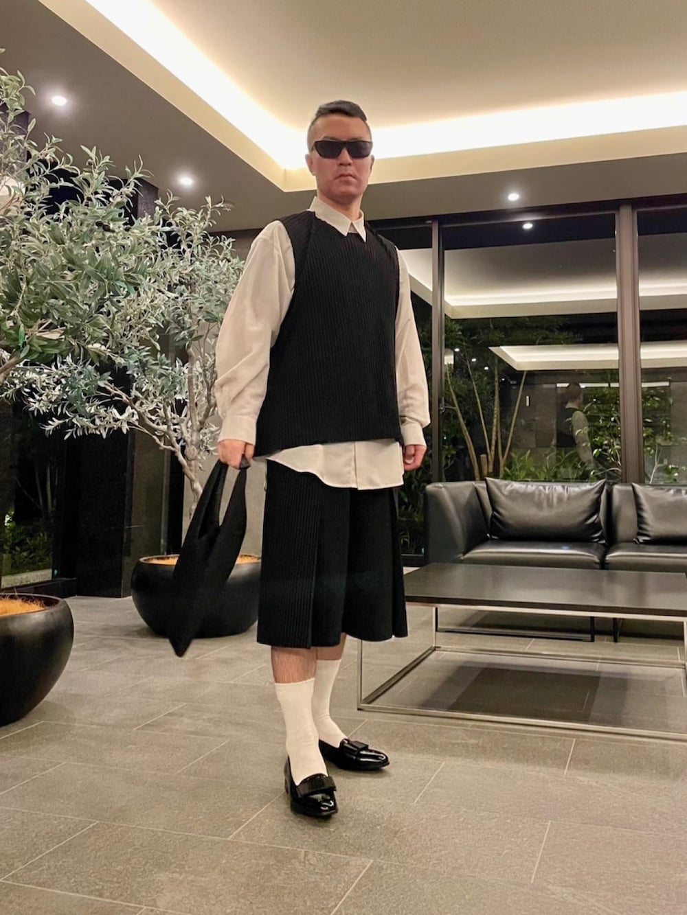 ブラック系のベスト、グレー系のシャツ/ブラウス、ブラック系のその他パンツを着用したメンズの秋コーディネートの2枚目の写真