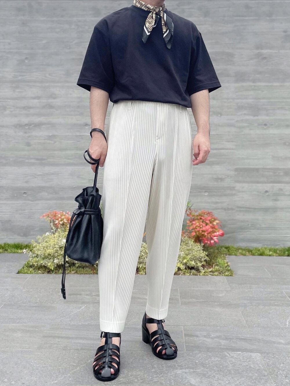 ブラック系のTシャツ/カットソー、ホワイト系のスラックス、ブラック系のショルダーバッグを着用したメンズの夏コーディネートの3枚目の写真