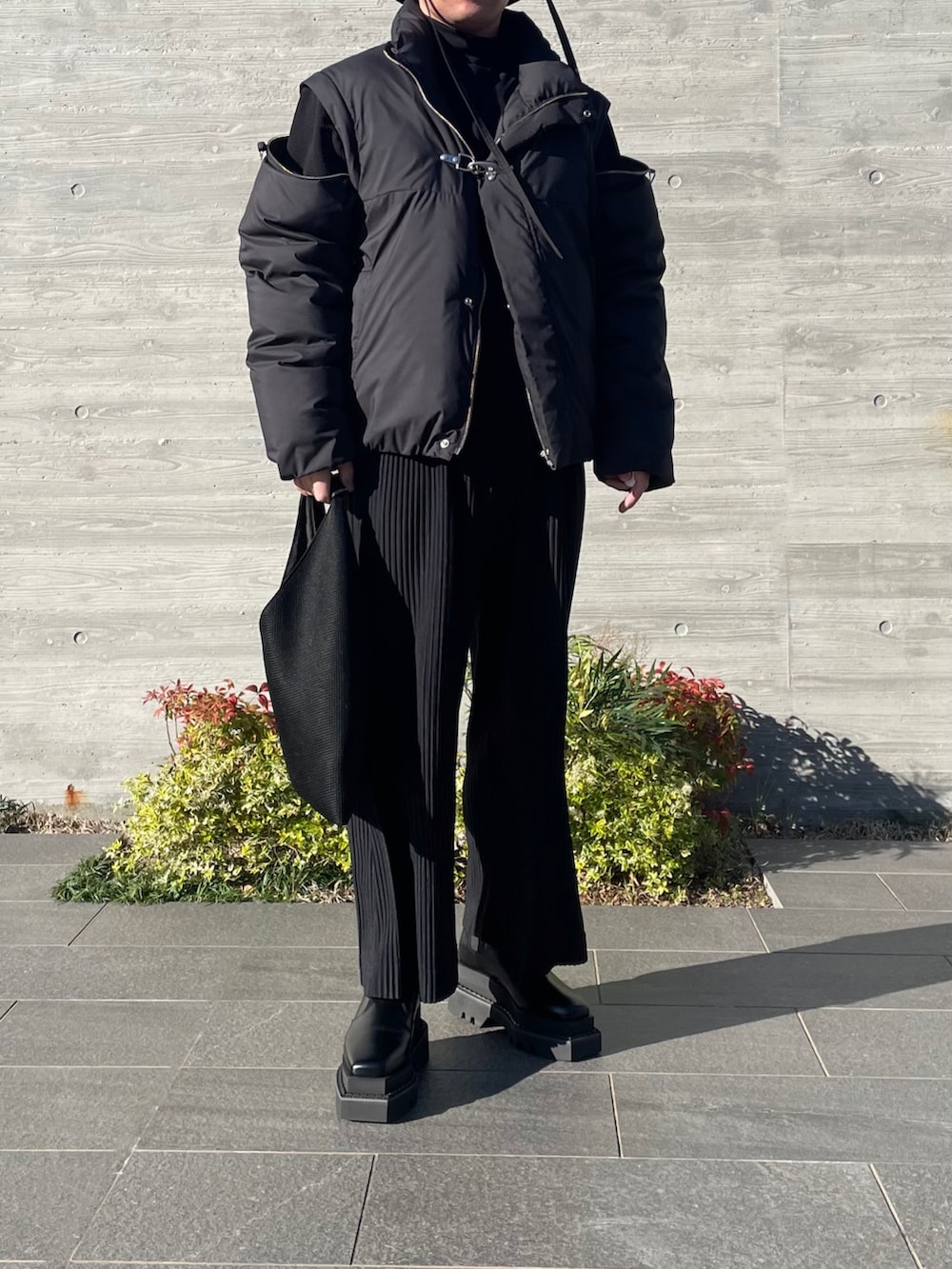 ブラック系のその他アウター、ブラック系のトートバッグ、ブラック系のその他パンツを着用したメンズの秋コーディネートの4枚目の写真