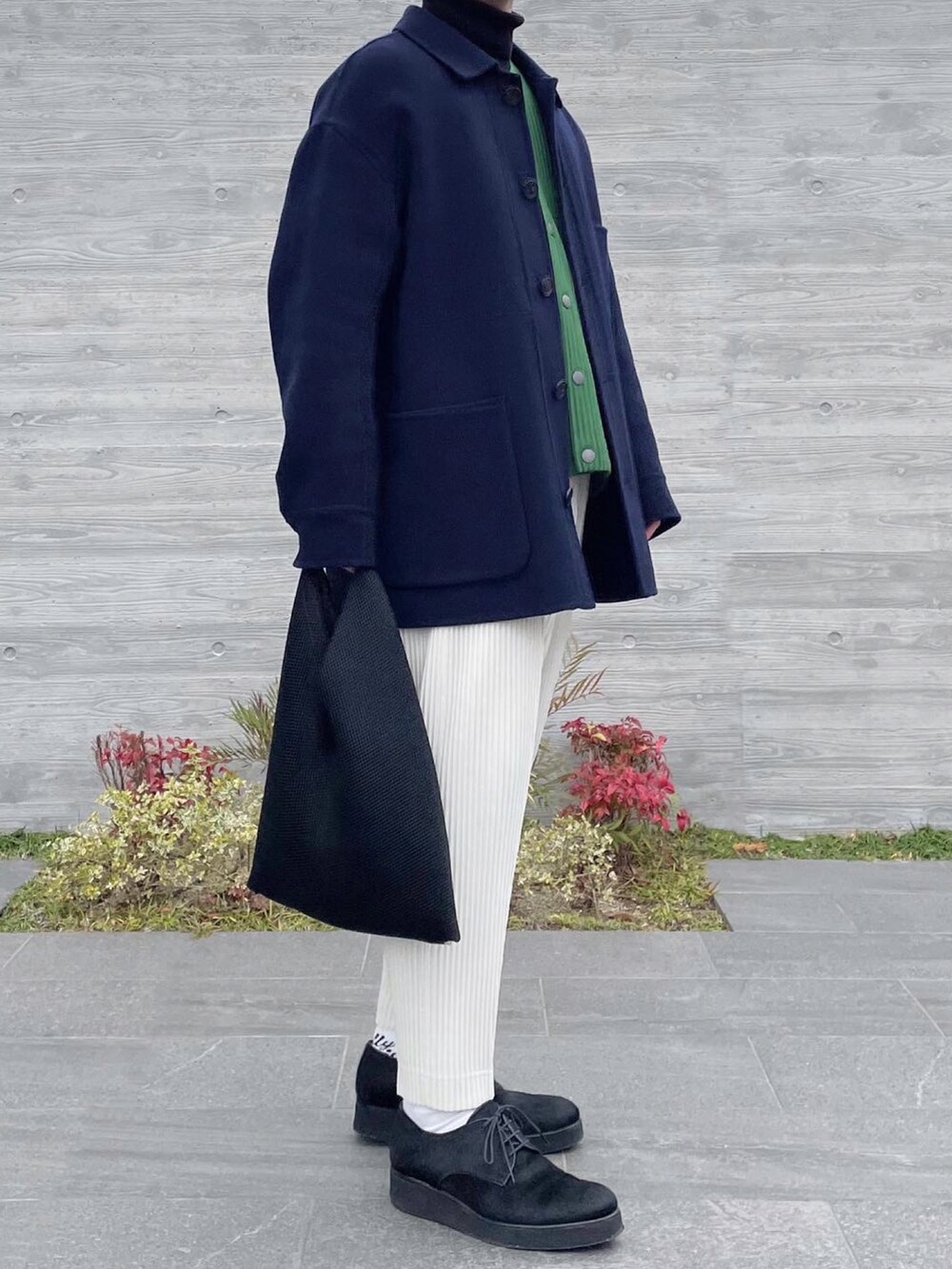 ブルー系のカバーオール、グリーン系のカーディガン/ボレロ、ホワイト系のスラックスを着用したメンズの冬コーディネートの2枚目の写真