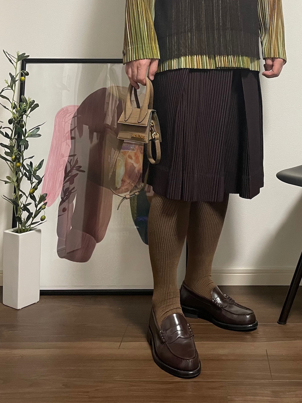 ブラウン系のベスト、グリーン系のテーラードジャケット、ブラウン系のその他パンツを着用したメンズの春コーディネートの2枚目の写真