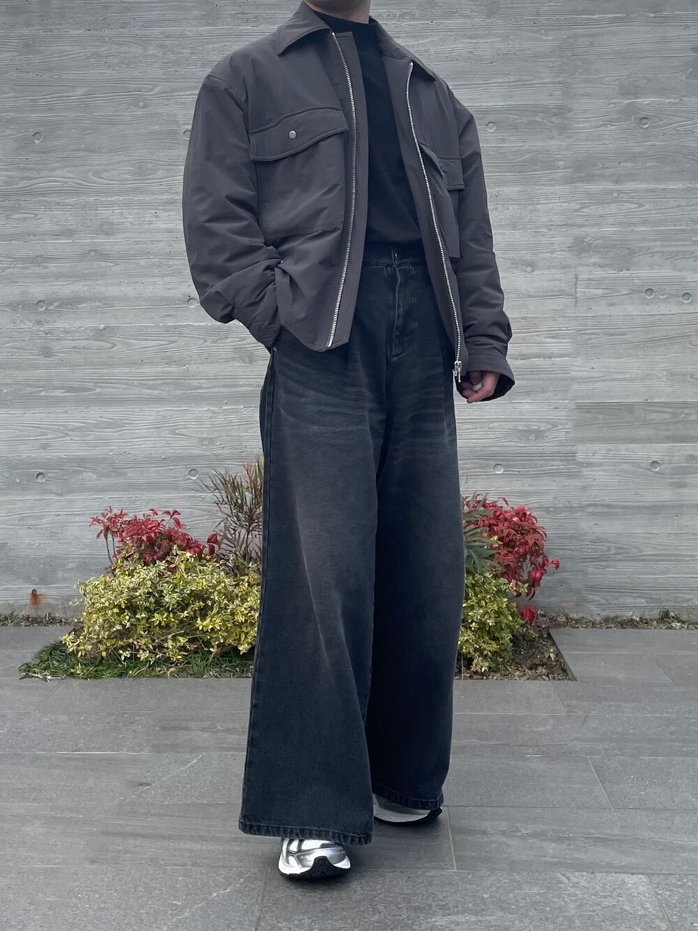 グレー系のジャケット/アウター、ブラック系のデニムパンツ、ホワイト系のスニーカーを着用したメンズの春コーディネートの3枚目の写真