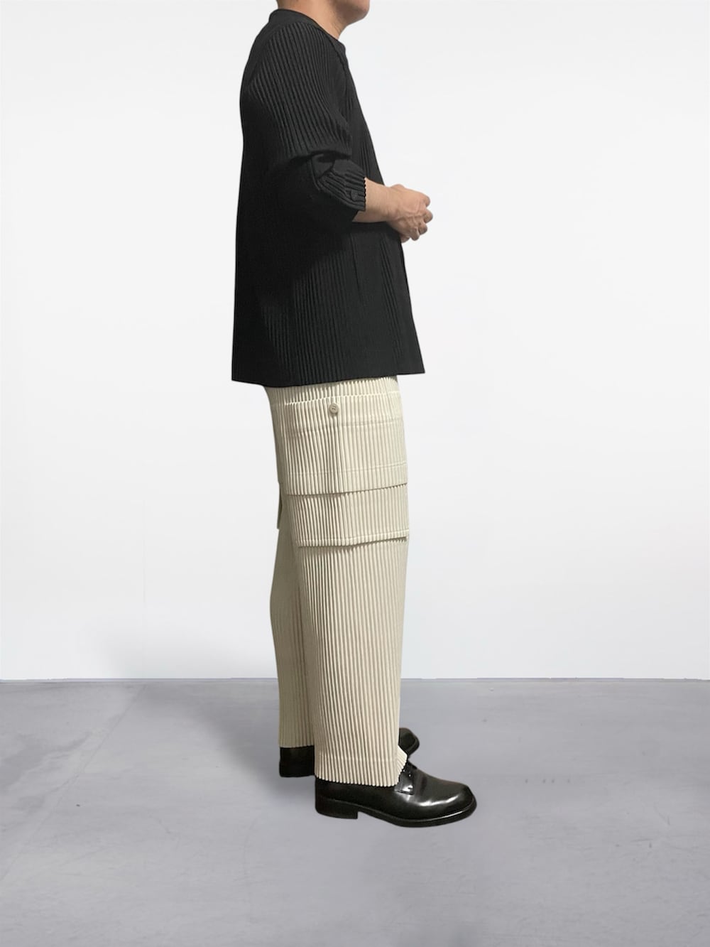 ブラック系のテーラードジャケット、ホワイト系のカーゴパンツ、ブラック系のドレスシューズを着用したメンズの夏コーディネートの3枚目の写真