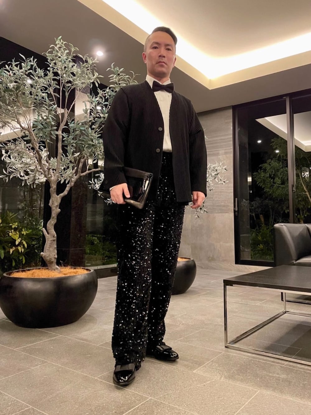 ブラック系のテーラードジャケット、ブラック系のその他パンツ、ブラック系のドレスシューズを着用したメンズの秋コーディネートの2枚目の写真