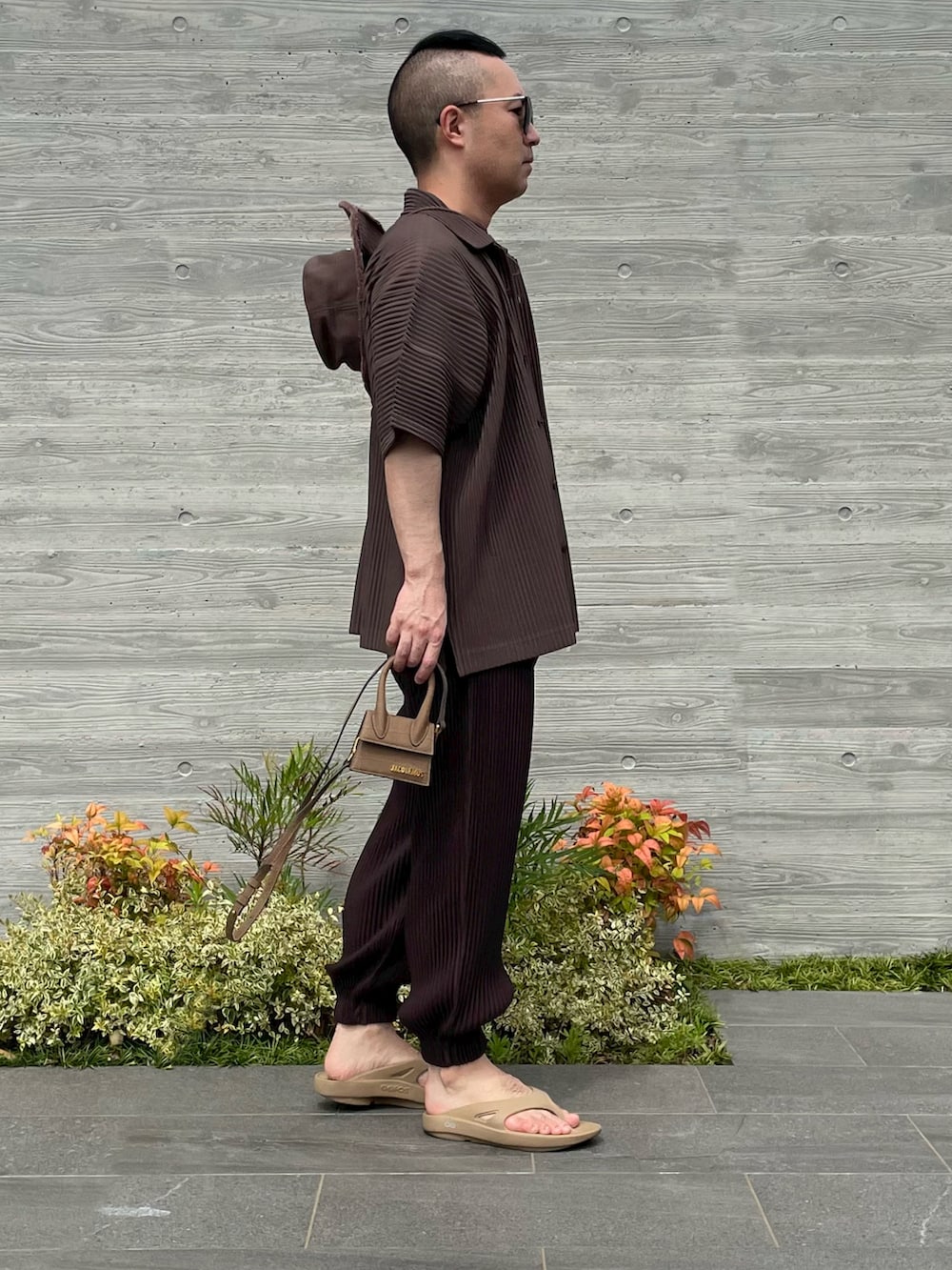 ブラウン系のシャツ/ブラウス、ブラウン系のバッグ、ブラウン系のその他パンツを着用したメンズの夏コーディネートの2枚目の写真