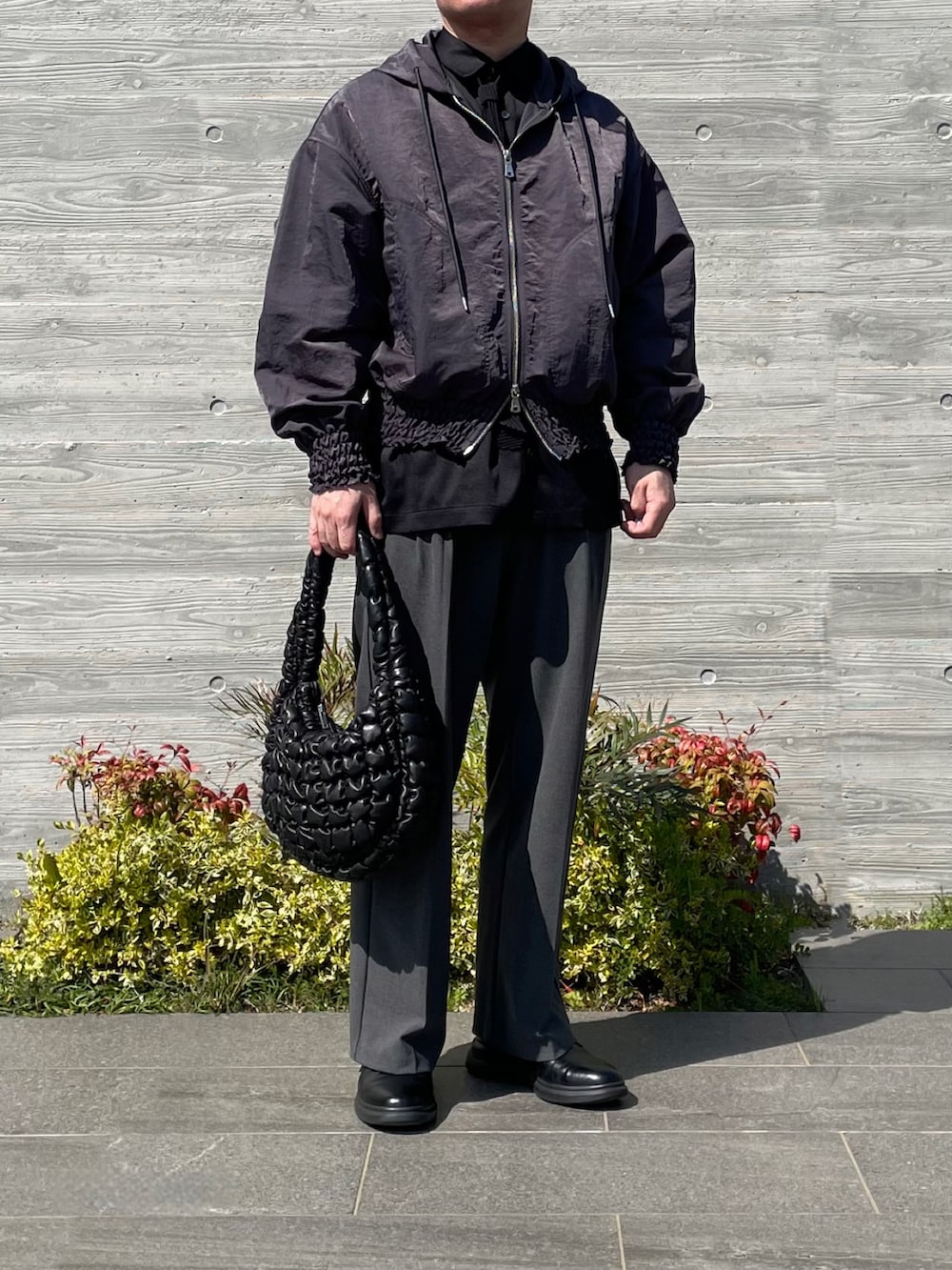「春めき満開コーデ、maisonspecial、hommeplisse、オムプリッセイッセイミヤケ、サングラス、ワイドスラックス、GU」|「MAISON SPECIALの《UNISEX》Prime-Over Washed Nylon Shirring Fooded Blouson/プライムオーバーワッシャーナイロンシャーリングフーデッドブルゾン【MAISON SPECIAL/メゾンスペシャル】(ブルゾン、グレー系)」を使った、KEIさん(メンズ・168cm)の春コーディネートの3枚目の写真