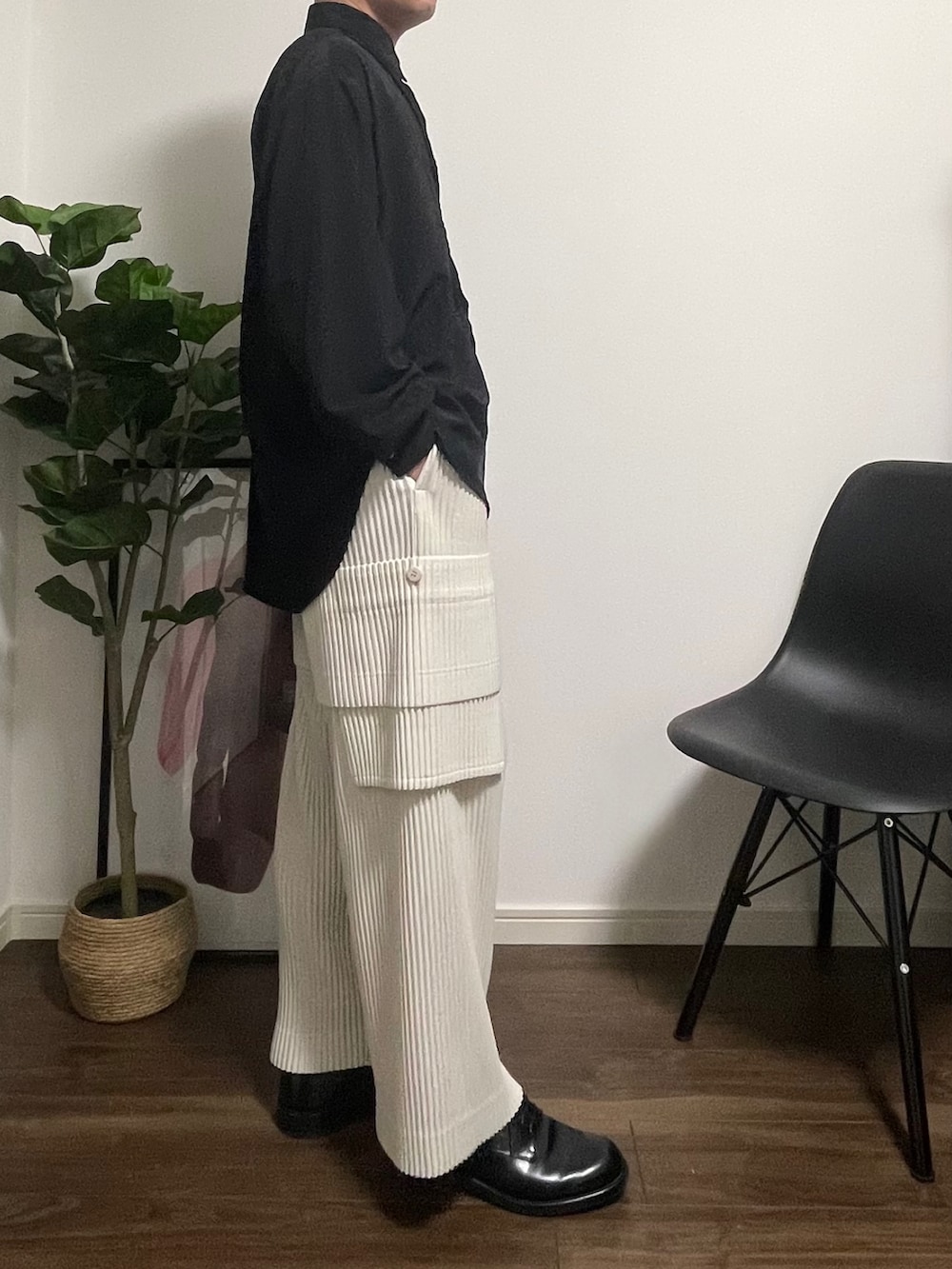 ブラック系のシャツ/ブラウス、ホワイト系のカーゴパンツ、ブラック系のドレスシューズを着用したメンズの夏コーディネートの3枚目の写真