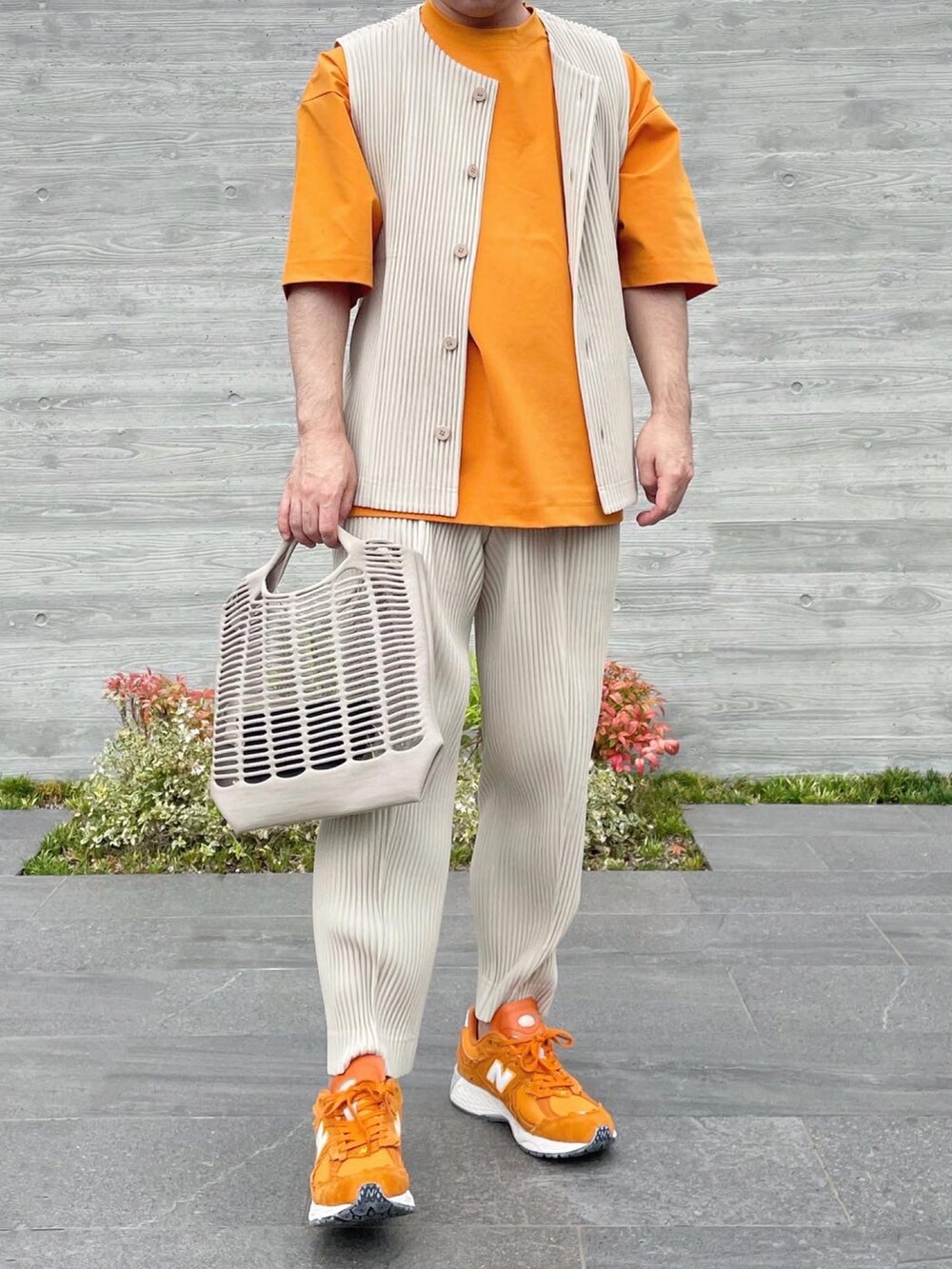 「オーバーサイズ、オムプリッセイッセイミヤケ、HOMME PLISSÉ ISSEY MIYAKE、2002R、New Balance、スニーカー」｜「MAISON SPECIALの《ユニセックスアイテム》スマッシングポンチプライムオーバークルーネックTシャツ 【MAISON SPECIAL/メゾンスペシャル】（Tシャツ/カットソー、オレンジ系）」を使った、KEIさん（メンズ・168cm）の秋コーディネートの2枚目の写真