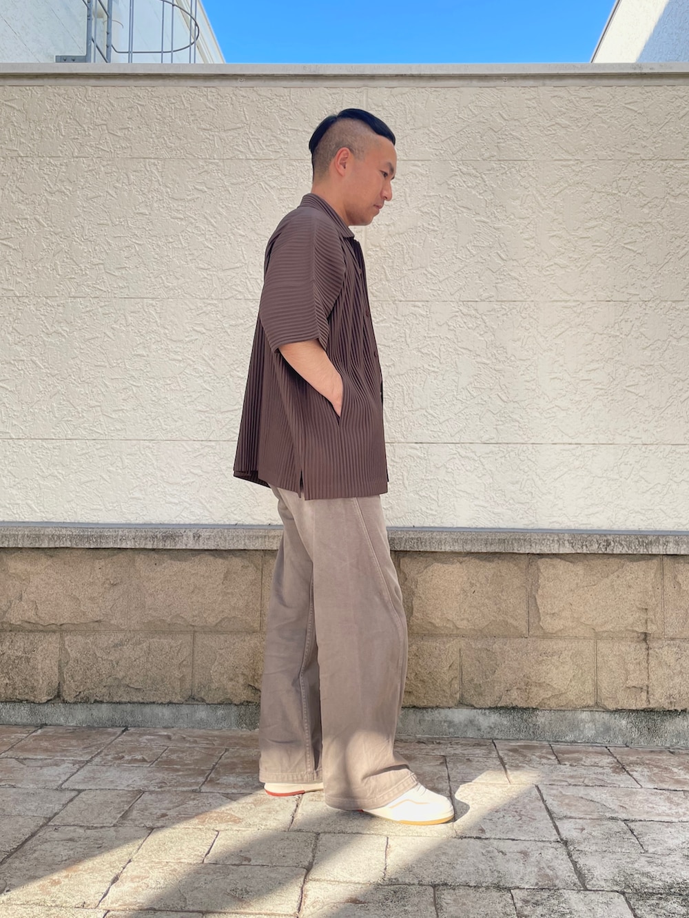 ホワイト系のスニーカー、ブラウン系のデニムパンツ、ブラウン系のシャツ/ブラウスを着用したメンズの夏コーディネートの3枚目の写真