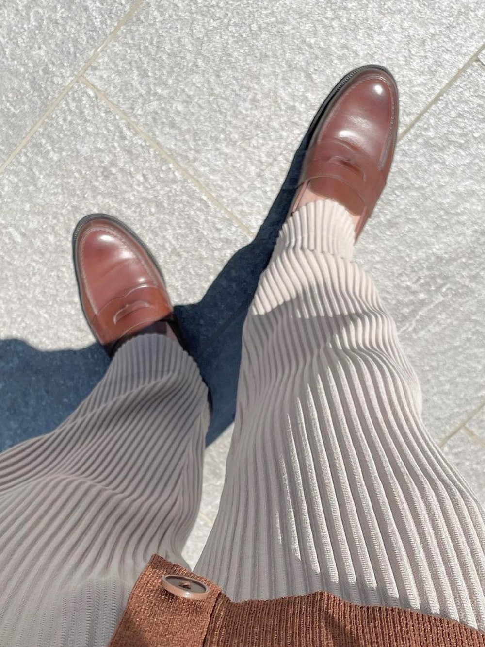 ブラウン系のバッグ、ベージュ系のその他パンツ、ブラウン系のスリッポンを着用したメンズの春コーディネートの3枚目の写真