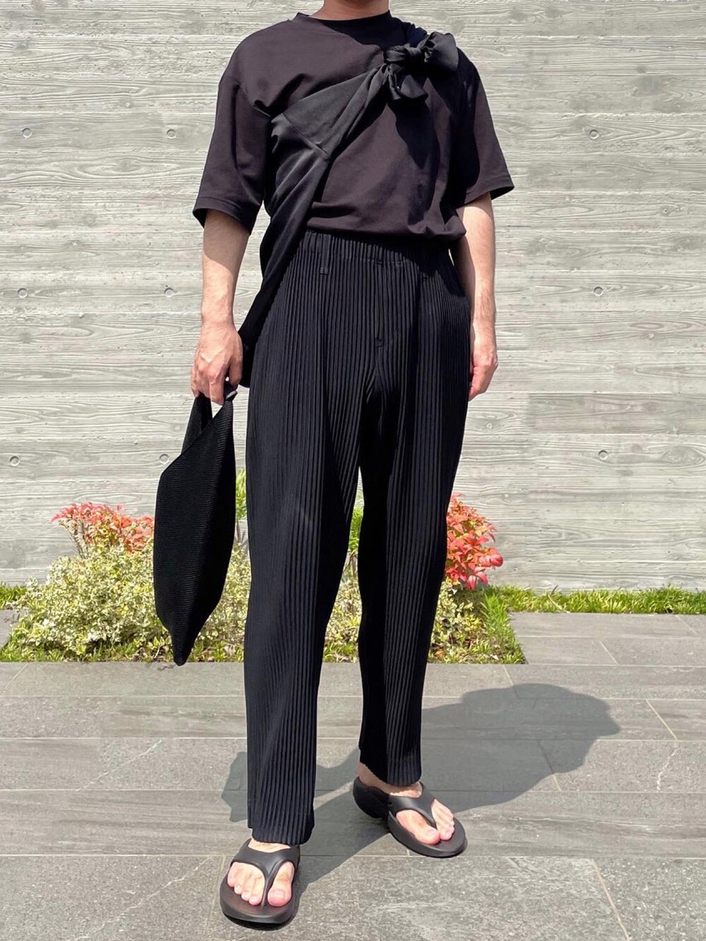 ブラック系のシャツ/ブラウス、ブラック系のTシャツ/カットソー、ブラック系のハンドバッグを着用したメンズの夏コーディネートの3枚目の写真