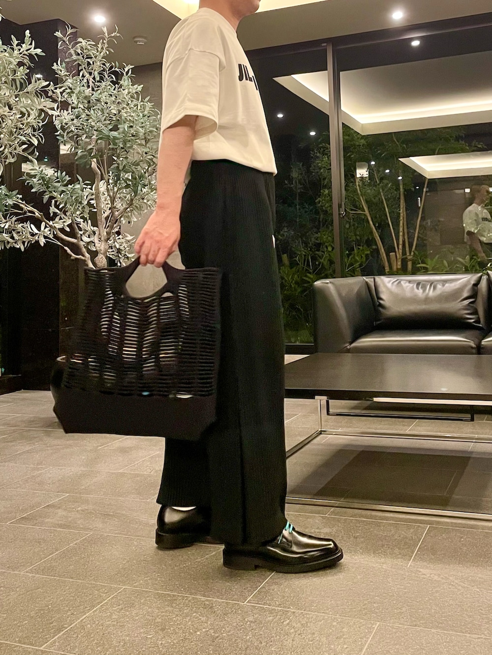 ホワイト系のTシャツ/カットソー、ブラック系のトートバッグ、ブラック系のその他パンツを着用したメンズの夏コーディネートの2枚目の写真