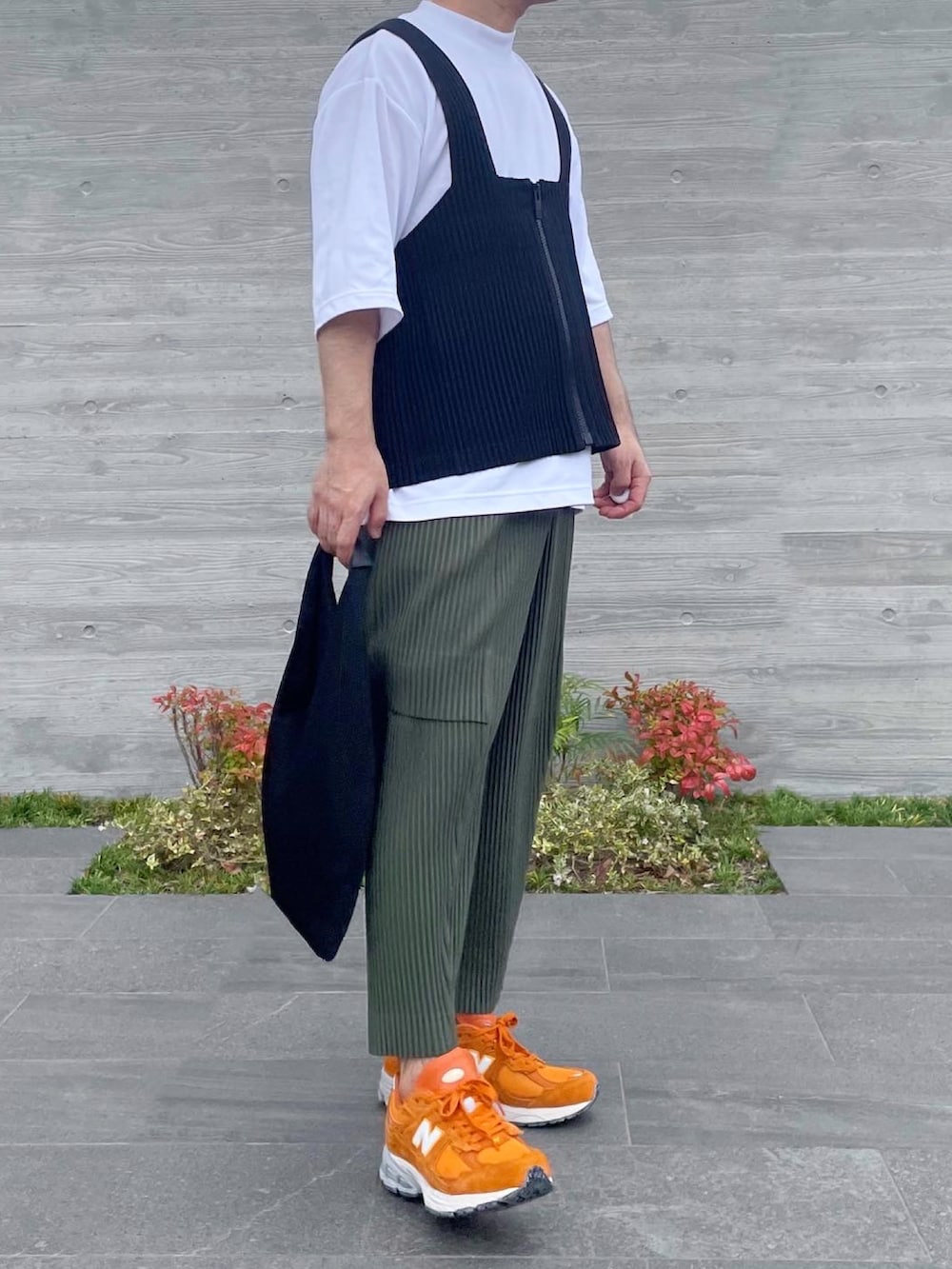 「UNIQLO、ミニバッグ、スニーカー、オーバーサイズ、ストリート、プリーツ、HOMME PLISSÉ ISSEY MIYAKE、サングラス」|「HOMME PLISSE ISSEY MIYAKEのアイテム(その他トップス、ブラック系)」を使った、KEIさん(メンズ・168cm)の秋コーディネートの4枚目の写真