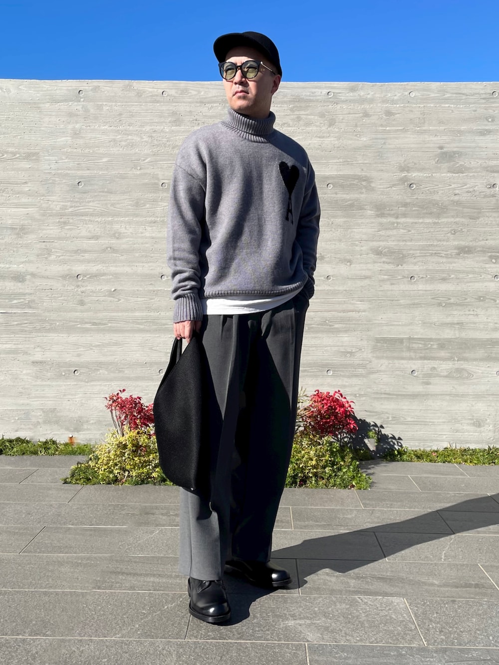 「オトナカジュアル、休日コーデ、amiparis、MM6、タートルネック」｜「AMI Alexandre Mattiussiのアイテム（ニット/セーター、グレー系）」を使った、KEIさん（メンズ・168cm）の冬コーディネートの2枚目の写真