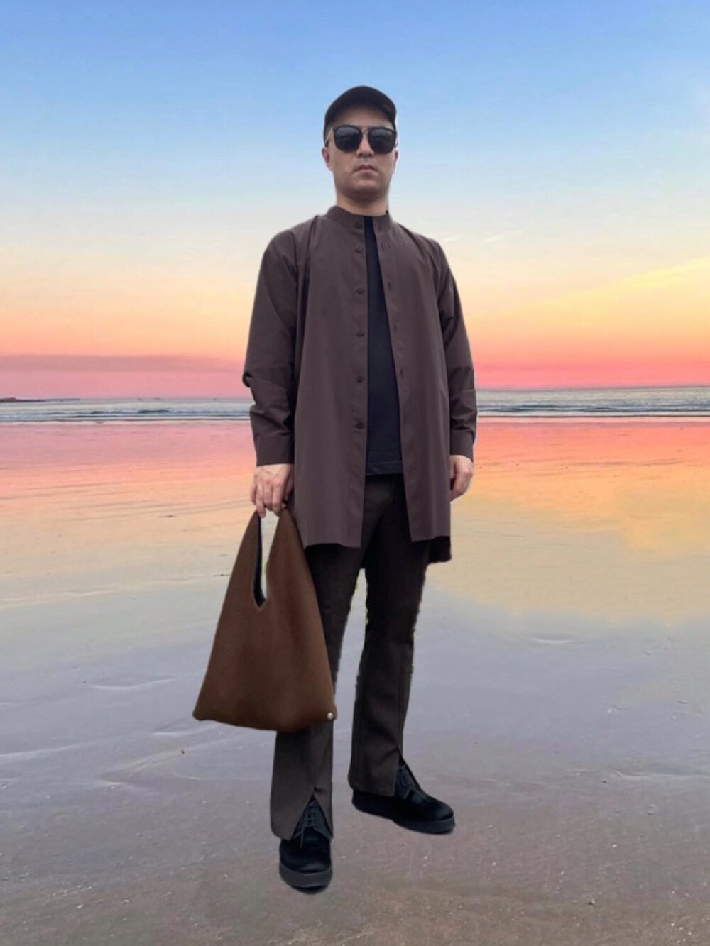 ブラウン系のシャツ/ブラウス、ブラウン系のバッグ、ブラウン系のその他パンツを着用したメンズの秋コーディネートの5枚目の写真