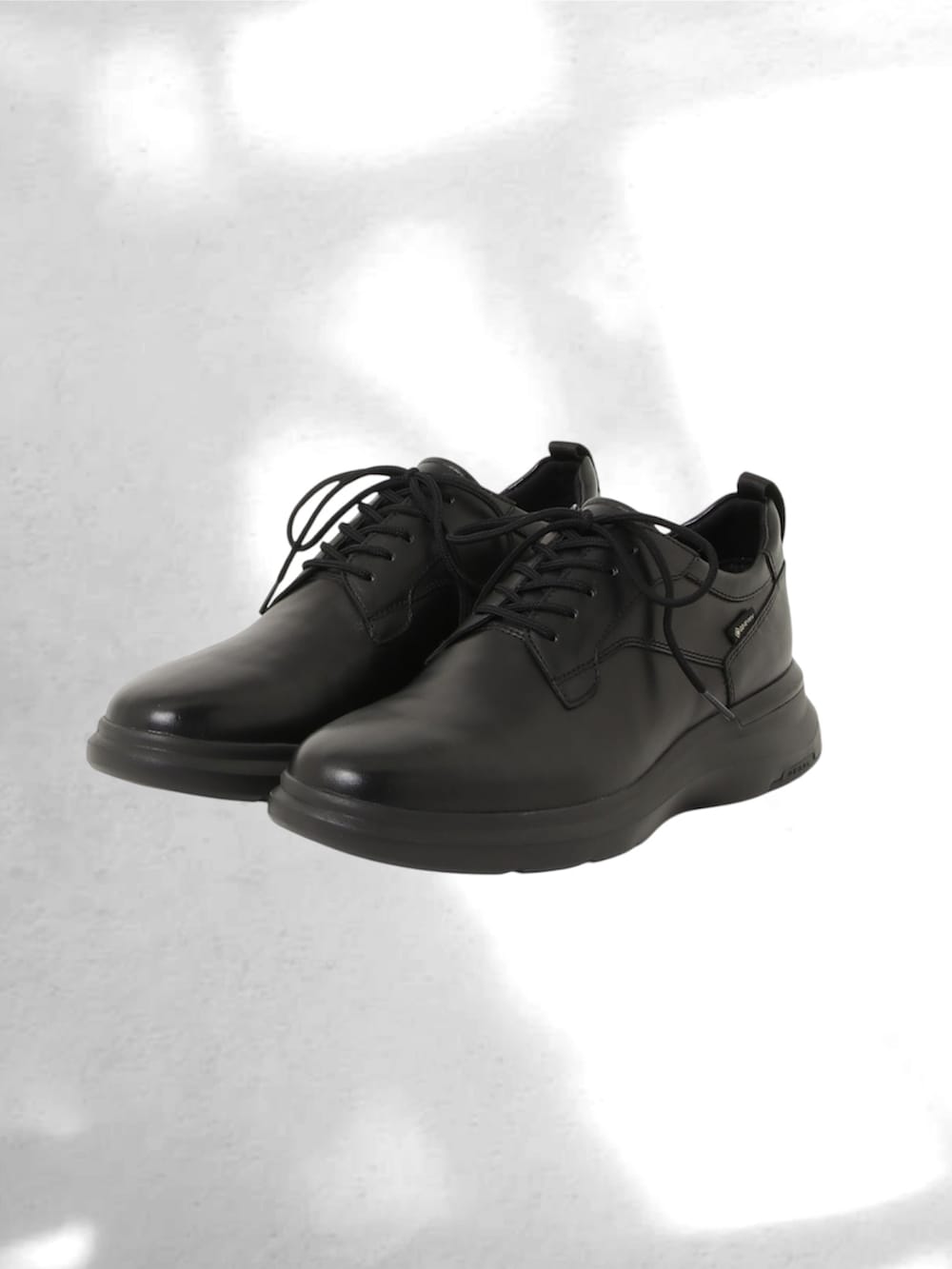 ブラック系のテーラードジャケット、ホワイト系のスラックス、ブラック系のスニーカーを着用したメンズの冬コーディネートの4枚目の写真