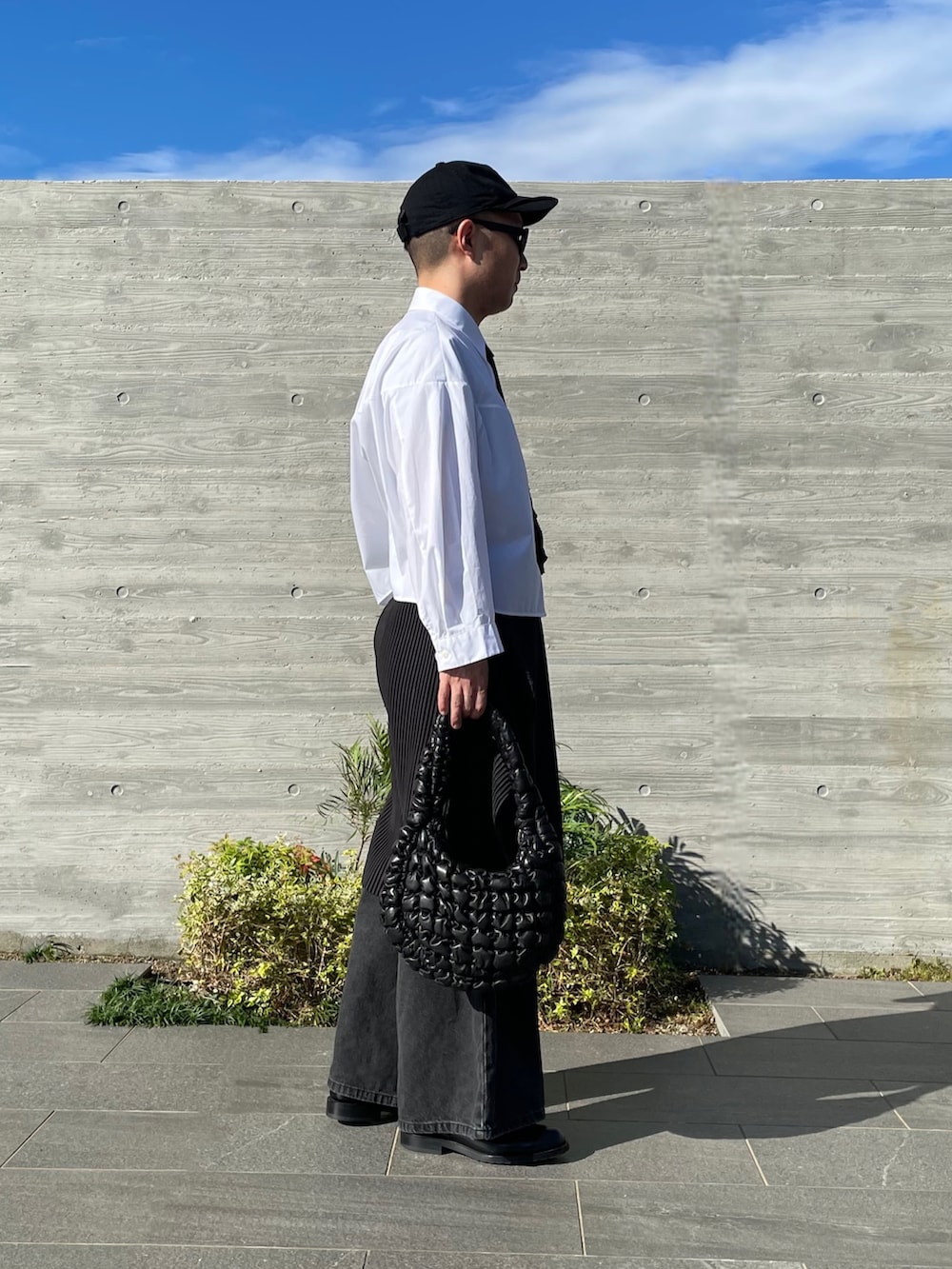 ブラック系のスカート、ホワイト系のシャツ/ブラウス、ブラック系のデニムパンツを着用したメンズの秋コーディネートの3枚目の写真