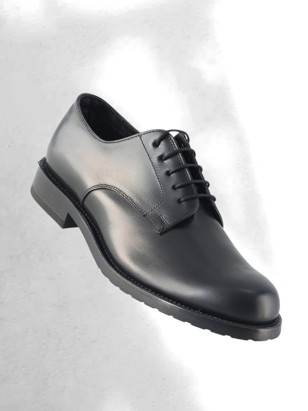 ブラック系のベスト、ブラック系のトートバッグ、ブラック系のその他パンツを着用したメンズの秋コーディネートの5枚目の写真