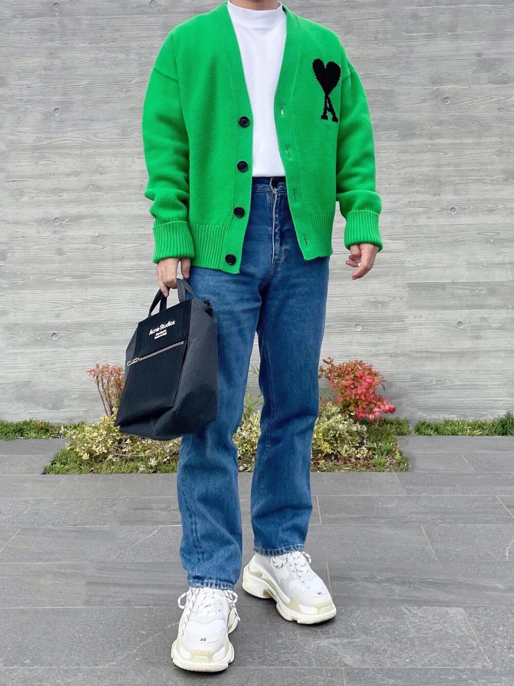 グリーン系のカーディガン/ボレロ、ホワイト系のTシャツ/カットソー、ブラック系のトートバッグを着用したメンズの秋コーディネートの3枚目の写真