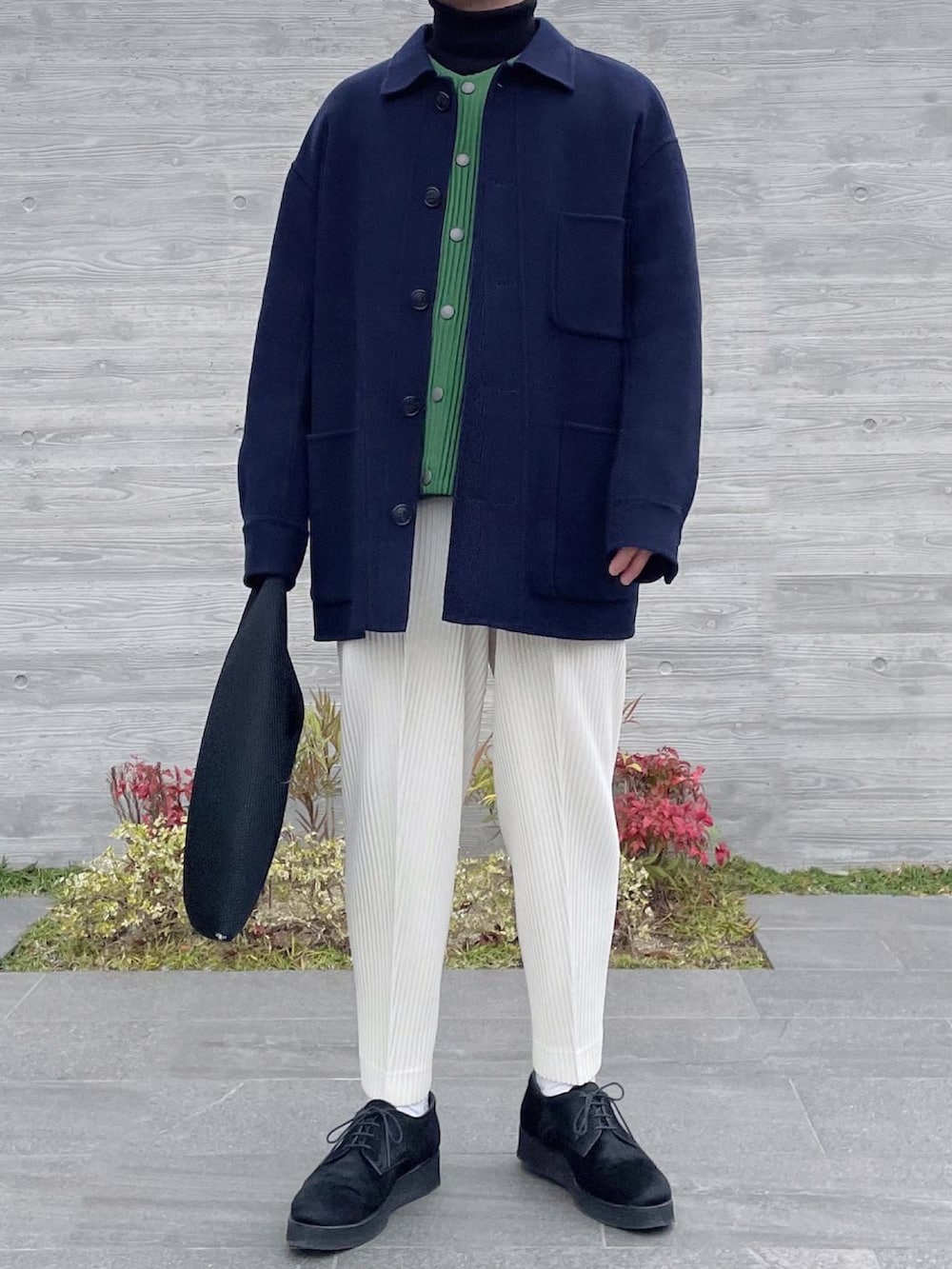 ブルー系のカバーオール、グリーン系のカーディガン/ボレロ、ホワイト系のスラックスを着用したメンズの冬コーディネートの3枚目の写真
